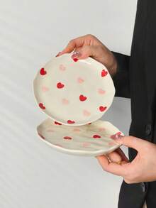 1/2/4 Stücke rote & rosa Herz Muster Keramikteller, handbemalte asymmetrische runde Keramikteller mit Glasur, 15 cm Snack/Obst/Süßigkeiten/Dessert Teller, geeignet für Valentinstag, Jahrestag, Hochzeit Dessert Tisch oder romantisches Abendessen, Halloween, Weihnachtsgeschenke