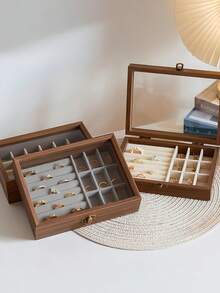 精致的木质珠宝盒，提升您的珠宝收纳体验，采用优质胡桃木手工打造，配有透明玻璃盖和贴心隔层，是存放戒指、项链和耳环的理想之选。对于热爱简约设计、追求耐用性并渴望为日常生活增添一抹优雅的全球时尚爱好者来说，它是理想之选。无论您身在何处，它都是您有序收纳珍贵珠宝、时尚展示的必备之选。
