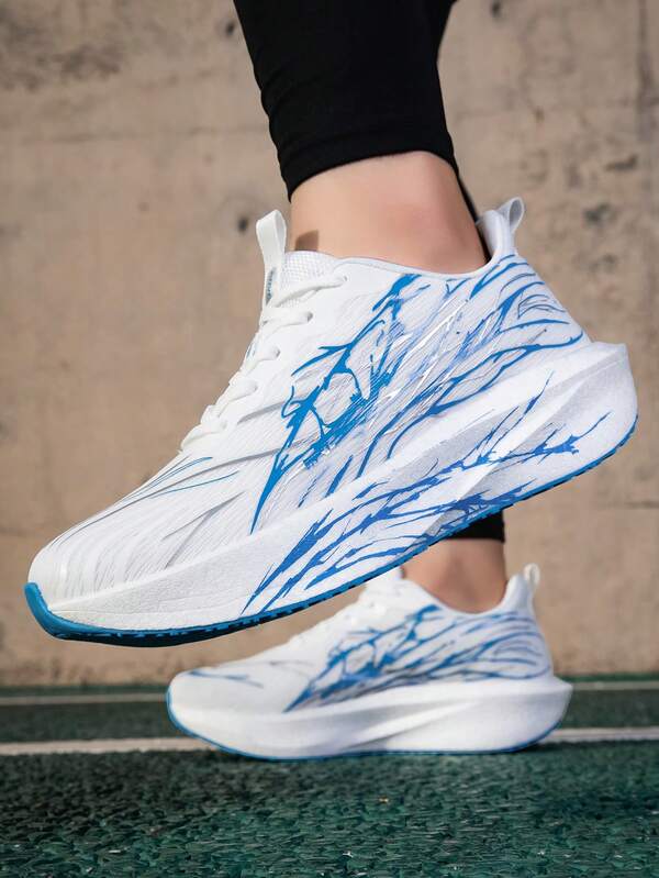 Novos calçados esportivos masculinos de Halloween, design tricolor branco, vermelho, branco, azul e verde, tênis de corrida leves e respiráveis - calçados esportivos com respingos coloridos, efeito brilhante no escuro, tênis de corrida masculino plus size confortável com sola de pipoca, calçados esportivos casuais com sola grossa, adequados para deslocamento diário e caminhadas longas ao ar livre, tênis de malha para exercícios, caminhadas e tênis - calçados para estudantes universitários, presente de Halloween, Natal e Dia dos Namorados