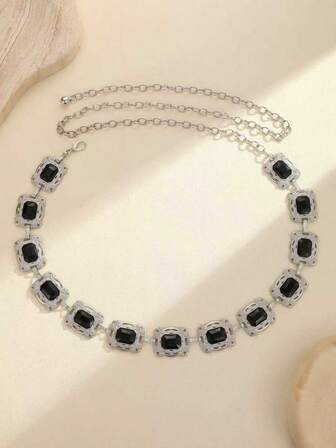 一款波西米亚风镂空雕刻黑色宝石时尚百搭女士腰链，适合春、夏、秋、冬四季佩戴，性感优雅，可搭配婚礼派对服饰。可调节女士腰链，银色腰带，链条腰带