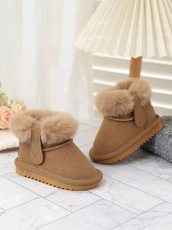 1 par varma vinterstövlar för babyn. Mjukt mockamaterial med tjockt termofoder, vilket säkerställer varma och bekväma fötter. Klassisk kardborredesign för enkel på- och avtagning, lämplig för småbarn som lär sig gå. Halkfria sulor ger stabilt stöd. Ett perfekt val för utomhusaktiviteter på vintern, som håller barnet varmt och älskat.