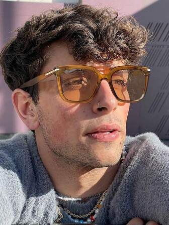 1副男士休闲基础款大框时尚纯色眼镜，适合假日郊游、日常穿搭和音乐节等场合。