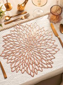 Cirelle 12 件金色花朵 15 英寸圆形餐垫，PVC，3.94 英寸圆形空心花朵杯垫，可水洗，易清洁，可擦拭，防滑，耐热，适用于房间装饰、餐桌装饰、家居装饰、节日、派对、生日、婚礼和晚宴 - 彩色 - 查看 21