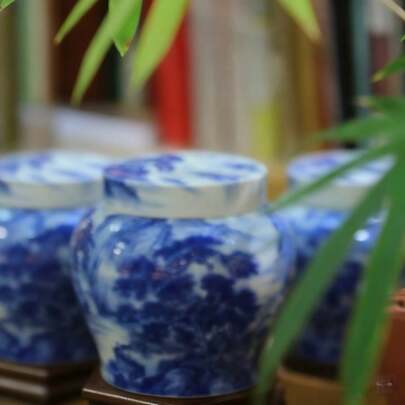 1pc Vintage Blue And White Porcelain Storage Jar With Enamel Color, Ceramic Sealed Tea Canister, Tea Caddy, Table Ornaments, Tea Accessories, Suitable For Home Decoration, Home Storage, Life Decoration, Holiday Gifts, Women's Gifts, Desktop Decoration