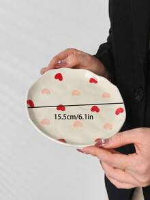 1/2/4 Stücke rote & rosa Herz Muster Keramikteller, handbemalte asymmetrische runde Keramikteller mit Glasur, 15 cm Snack/Obst/Süßigkeiten/Dessert Teller, geeignet für Valentinstag, Jahrestag, Hochzeit Dessert Tisch oder romantisches Abendessen, Halloween, Weihnachtsgeschenke