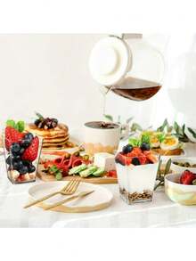 Un set de 10 piezas/30 piezas/60 piezas/90 piezas de tazas cuadradas de plástico transparente para helado, mousse, con tapas transparentes. Tazas de postre, pudín con resistencia a bajas temperaturas y fácil limpieza. Adecuadas para cafeterías, bares de aperitivos, postres de autoservicio, hogares, lugares de entretenimiento, cocinas, fiestas de repostería, pudines, tartas de queso, mousses y tazas de gelatina. - Multicolor - Ver 4