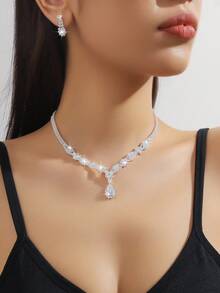 4-teiliges luxuriöses und elegantes quadratisches Zirkonia-Funkeljuwelen-Set für Bräute, inklusive Halskette, Ohrringe und Armband, charmantes Partyzubehör für Frauen