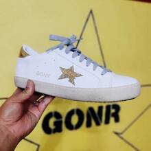 Giày lười GONR Glitter Star, giày thể thao thường ngày, phong cách tối giản cổ điển (kích cỡ lớn hơn 0,5), đế giày thoáng khí, tăng chiều cao 2cm, đế mỏng thoải mái, giày unisex nhẹ. Đế giày được làm bằng chất liệu thoáng khí giúp giảm thiểu mùi hôi chân do mồ hôi. - Đuôi vàng trắng - Xem 1