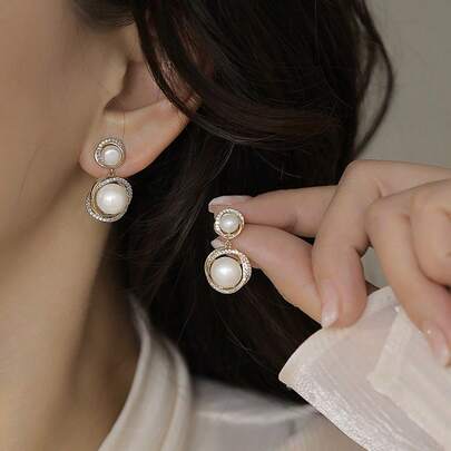 أقراط اللؤلؤ الفاخرة المرصعة بالألماس، بتصميم دائري مميز، تجمع بين اللؤلؤ الكبير والصغير المرصع بالزركونيا اللامعة، ذات إحساس راقي عالي المستوى، تضيف طابعًا أنيقًا إلى الإطلالة، مناسبة للغاية للتنقل اليومي والمواعدة والحفلات~