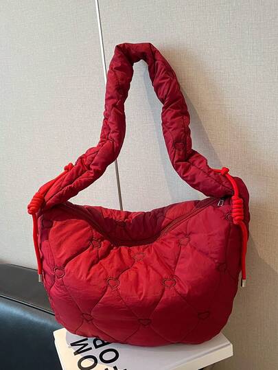 【心形格纹三生 | 拼布宣言手提包套装】黑/白/酒红三色 * 心形格纹 | 锁住甜美与酷炫多场景美学 哑光面料打造立体格纹拼布，点缀小巧心形图案，金属环扣肩带注入工业风硬朗基因 多种背携方式