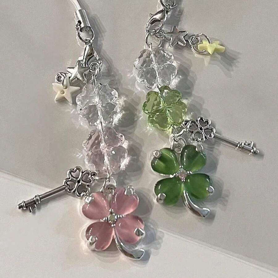 Porte-clés avec charm cristal trèfle à 4 feuilles, accessoire mignon Kawaii pour sac et téléphone, cadeau parfait pour la petite amie, la fille et les fêtes, portez votre chance partout