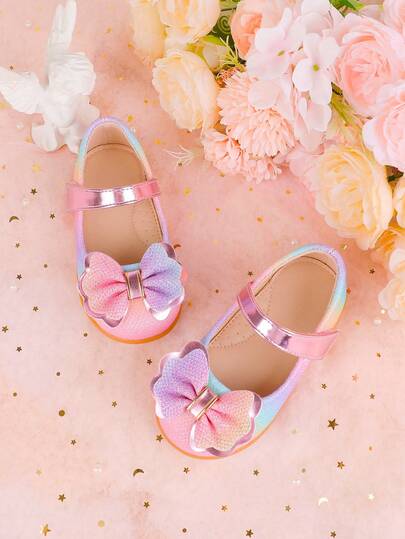 Kolorowa sukienka i śliczne tęczowe baletki z kokardką, strój na przyjęcie rodzinne dla małych dziewczynek