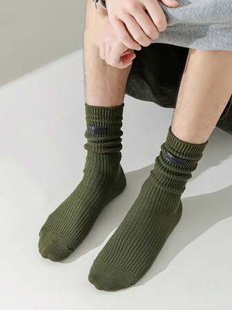 زوج من الجوارب المصنوعة بطريقة الكروشيه السميكة والدافئة حتى منتصف الساق، بطراز ياباني عصري، مناسبة للخريف والشتاء