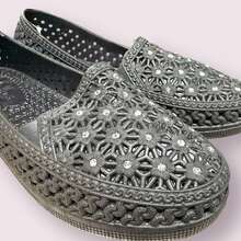 Zapato de abuelita con diseño de brillos. Sandalias de mujer de meter con diseño de brillos. Sandalias comodas y duraderas. Sandalias de plastico. Sandalia 100% hecha en Mexico. - Negro - Ver 5