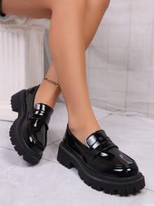 Scarpe da donna con punta tonda, tacco alto chunky, decorazione con catena, slip-on, versatili, adatte per festival musicali e feste di primavera/autunno, nere, lucide, loafer con tacco platform chunky. Scarpe basse con rialzo in pelle per donne, casual business