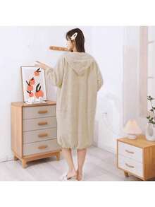 Neue korallrote Fleece-Bademantel mit Kapuze, dick und saugfähig, langärmlig, geeignet als Loungewear für Frauen