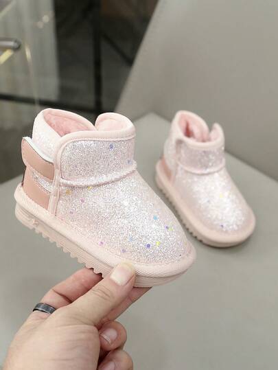 1 双婴儿时尚亮片雪地靴，采用优质亮片材质，柔软保暖内衬，让宝宝的脚保持温暖舒适，魔术贴设计方便穿脱，耐磨防滑橡胶鞋底，适合 0-3 岁宝宝，是宝宝冬季外出或节日庆祝活动的完美之选，西银祥表精选。