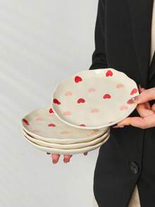 1/2/4 Stücke rote & rosa Herz Muster Keramikteller, handbemalte asymmetrische runde Keramikteller mit Glasur, 15 cm Snack/Obst/Süßigkeiten/Dessert Teller, geeignet für Valentinstag, Jahrestag, Hochzeit Dessert Tisch oder romantisches Abendessen, Halloween, Weihnachtsgeschenke