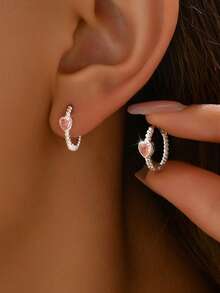 1 对精致优雅的心形锆石耳环，采用纯银（S925）制成，设计为女士珠宝，适合日常佩戴 - 愛心粉紅鑽耳環 - 查看 3