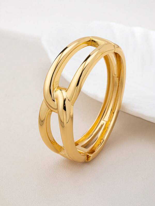 سوار للنساء من خامة سبيكة معدنية ذهبية عصرية مجسمة بتصميم هندسي غير متماثل ومفرغ، مناسب للارتداء اليومي والمناسبات والحفلات