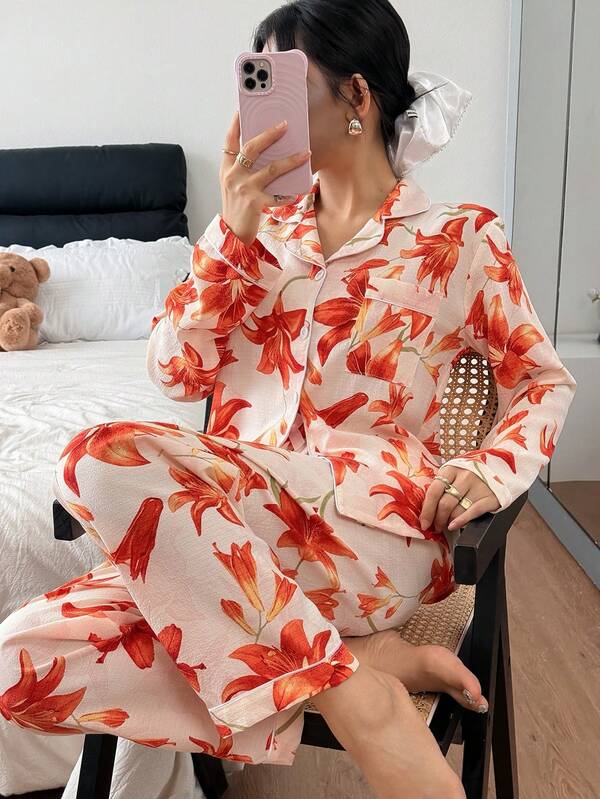 Conjunto de pijama feminino de 2 peças com estampa floral, gola contrastante, botões, bolsos e blusa de manga comprida. Ideal para usar em casa no inverno.
