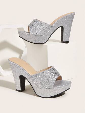 闪亮银色水钻装饰时尚迷人粗跟女式高跟凉鞋，适合日常穿着、派对、宴会等场合。水钻数量和颜色随机搭配。