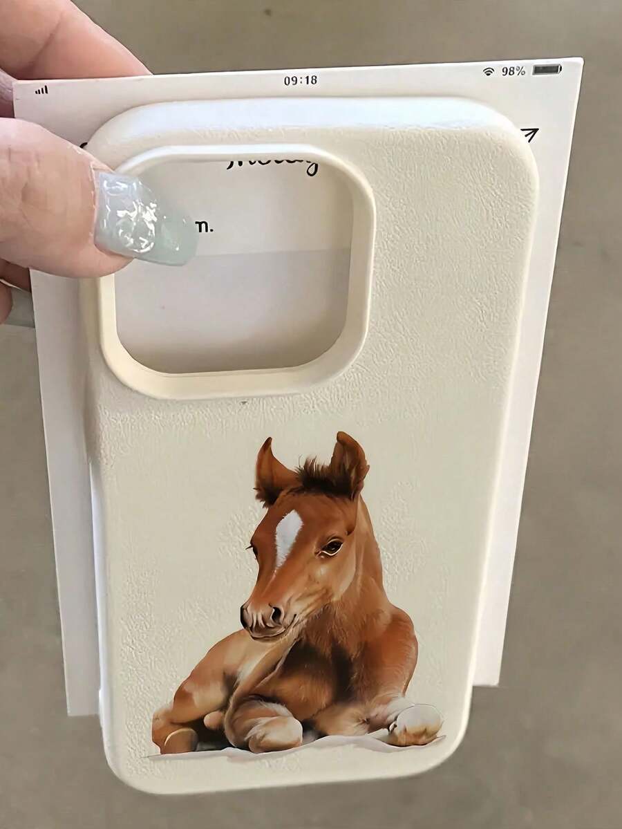 Funda para con un majestuoso diseño de caballo, compatible con las series 16E, 15, 14, 13, 12 y 11/X/XR/XS MAX/Pro/PLUS/Pro MAX. Fabricada en TPU con un acabado texturizado que imita la patrón de piel de cocodrilo, esta elegante funda protectora ofrece absorción de impactos, protección contra caídas y resistencia a las manchas. Una opción imprescindible para uso personal o para regalar. Perfecto para San Valentín, Acción de Gracias, Halloween, Navidad y otras ocasiones festivas. - Beige-2 - Ver 1