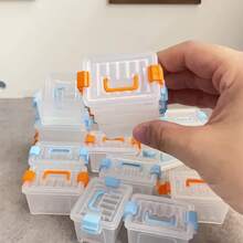 迷你手提箱式收纳盒：透明小物件收纳盒、微缩场景 DIY 配件、模型场景装饰/摄影道具、微缩景观手工艺品必备品、水鼠贴纸、节日礼物、装饰性收纳、手提箱式盒子、耐用容器、手工工艺品配件、手工艺品材料、小型收纳盒、模型制作器、节日购物者 - 彩色 - 查看 3