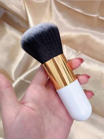 扁平柔软粉底刷，适用于粉底、面部彩妆、遮瑕、腮红、修容、古铜粉等多种用途。