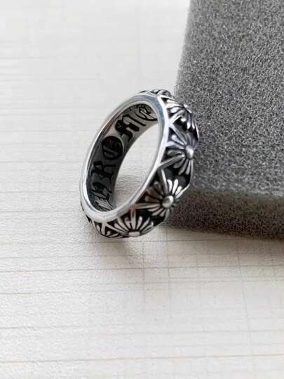 1枚时尚不锈钢十字花戒指，适合赠送给朋友、同事、父母、男女朋友、情侣