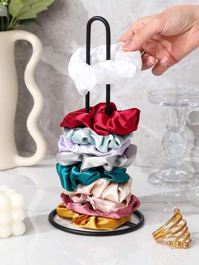 1 pieza Caja de almacenamiento de coleteros negra/dorada/plateada, estante de exhibición vertical de hierro para lazos para el cabello, diademas, pulseras, joyas - Organizador multiusos ahorra espacio para dormitorio, tocador, cómoda o armario, marco de hierro duradero con compartimentos seguros, soporte de exhibición de joyas y accesorios minimalista elegante para una colección ordenada, fácil acceso, listo para regalar para uso diario y peinado, huella compacta que se ajusta a los mostradores y agrega un toque premium a cualquier tocador.