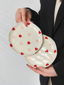 1/2/4 Stücke rote & rosa Herz Muster Keramikteller, handbemalte asymmetrische runde Keramikteller mit Glasur, 15 cm Snack/Obst/Süßigkeiten/Dessert Teller, geeignet für Valentinstag, Jahrestag, Hochzeit Dessert Tisch oder romantisches Abendessen, Halloween, Weihnachtsgeschenke