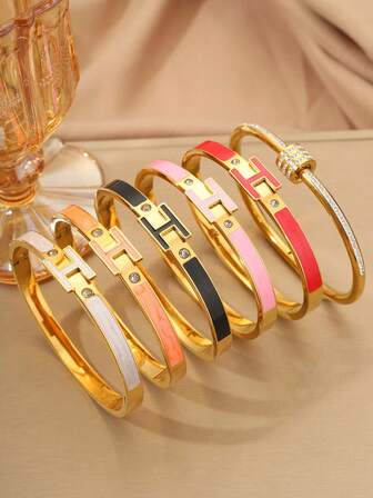 2件套奢华字母手链套装，水晶装饰。非常适合日常佩戴和派对配饰。适合女士日常装扮。