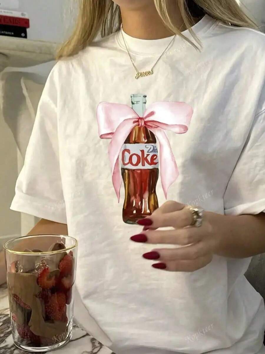Playera blanca de algodón estilo casual chic con estampado central de botella vintage "Diet " adornada con un lazo rosa satinado, una prenda moderna y con un toque retro-femenino que mezcla la frescura del diseño gráfico contemporáneo con el encanto nostálgico de los clásicos refrescos, ideal para mujeres que disfrutan lucir prendas divertidas, originales y con mucha actitud durante la temporada más cálida del año. - Blanco - Ver 1