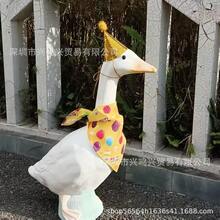 大鹅生日装饰草坪花园水泥门廊鹅雕像新奇服装搞怪可爱大白鹅派对装饰生日派对装饰适用派对装饰套装四季庭院户外装饰门廊鹅雕像服装生日拍照打卡庭院装饰戴生日帽大鹅装饰节日气氛大鹅造型可爱宠物派对服装