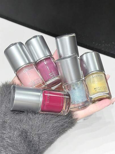 Shiny, Crystalline Lip Gloss, Moisturizing And Nourishing, With A Mirror-Like Glossy Finish. Ideal For Layering And Building A Natural Makeup Look, Making It The Perfect Lip Oil For The Autumn And Winter Seasons.