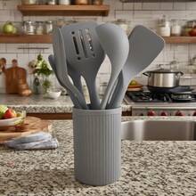 Zestaw 11 silikonowych przyborów kuchennych | Odporne na temperaturę do 230°C, antypoślizgowe | Nadaje się do patelni z powłoką nieprzywierającą | Zawiera wiaderko do przechowywania | W zestawie szpatułka, łyżka i pędzelek | Można myć w zmywarce | Niezbędnik w kuchni w stylu nordyckim