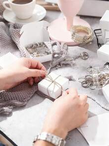 50 hộp giấy Kraft trắng, hộp quà mini bằng giấy Kraft, hộp giấy nhỏ, hộp đóng gói mini hình máy bay màu trắng, hộp đựng trang sức đa năng, thích hợp đựng nhẫn, bông tai, quà cưới, sinh nhật, ngày lễ, Giáng sinh, trưng bày trang sức, vật tư đóng gói, hộp quà tự làm cho tiệc tùng. - trắng - Xem 7