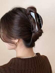 Presilha de cabelo em formato de meia-lua oval vazada, ideal para mulheres. Tamanho extra grande, design assimétrico com dentes, cor marrom chocolate. Presilha clássica e sofisticada, feita em acrílico. Perfeita para penteados meio presos e penteados longos com volume ou espessura generosa. Ideal para um visual retrô e melancólico, perfeito para o inverno, verão, praia, festivais e festas. - Marrom Chocolate - Ver 3