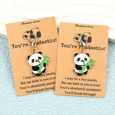 2 件/4 件可爱卡通熊猫钥匙扣，可爱的手拿竹子；附赠鼓励卡，上面写着“你很棒，你会突破困难”，适合送给朋友、同学，作为学习、生活中的鼓励，或作为日常小礼物