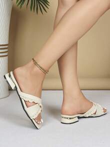 Sandálias Rasteiras Femininas Bege de Renda com Tiras Cruzadas e Bico Quadrado - Sandálias Slip-On de Salto Baixo - Chinelos Elegantes Casuais Diários de Festa Estilo Feminino - Bege - Visão 5