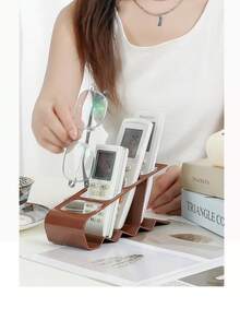 1 szt. Wielofunkcyjny stojak na piloty – wytrzymały plastikowy stojak na biurko, odpowiedni do salonu i biura, nie wymaga montażu, mieści 4 piloty i szklanki, minimalistyczny czarny design, antypoślizgowa podstawa, praktyczny wieszak w minimalistycznym stylu, dostępny na każdą porę roku, praktyczny stojak