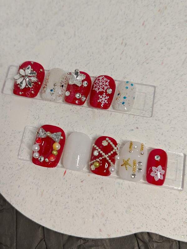 10 Stücke kurze rote Weihnachtsnägel, einfache rote Nagelteilchen kombiniert mit 3D Edelstein gestapelten Schneeflockenformen, asymmetrische Pailletten mit feinem Schimmer-Farbverlauf und vierzackigen Sternen, eingelegt mit Pentagramm-Edelsteinen, kleinen Strass, goldenen Ketten kombiniert mit goldenem Pentagramm