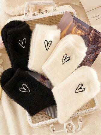 1/2/4 Pairs Women Crew Socks, Heart Pattern Plush Socks, Soft & Comfortable Ladies Tights Ankle Socks, Suitable For Daily Wear, Christmas, Winter, Indoor Floor Socks