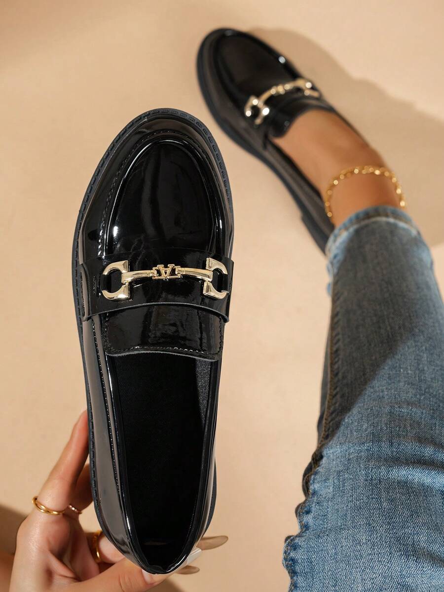 大码女式多功能休闲蝴蝶结装饰金属链条乐福鞋平底鞋，镜面材质，复古优雅英伦风，舒适柔软的牛津鞋，黑/白/棕色光泽，2025春夏秋冬新款 - 黑色 - 查看 1