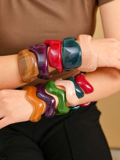 1個 ボヘミアン調 タイダイ アシンメトリー アクリルレジン オープンバングルブレスレット、女性のカジュアルやパーティーの日常着に適しています