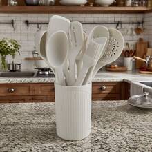 Zestaw 11 silikonowych przyborów kuchennych | Odporne na temperaturę do 230°C, antypoślizgowe | Nadaje się do patelni z powłoką nieprzywierającą | Zawiera wiaderko do przechowywania | W zestawie szpatułka, łyżka i pędzelek | Można myć w zmywarce | Niezbędnik w kuchni w stylu nordyckim