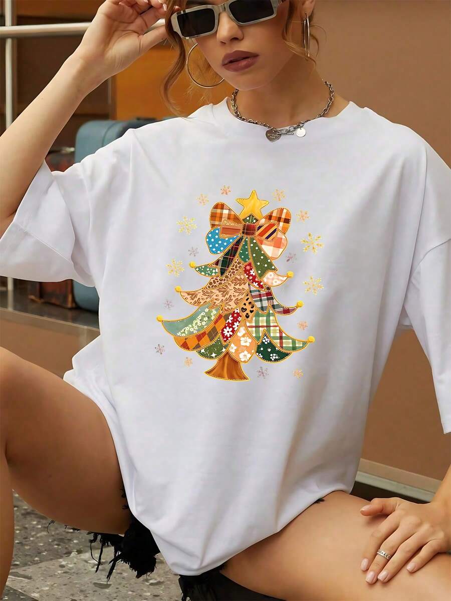 Camiseta de mujer con estampado navideño de patchwork festivo. Cómoda y elegante camiseta de manga corta con cuello redondo informal. El regalo perfecto para esta temporada. Talla extragrande. - Blanco - Ver 1
