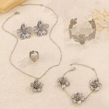 Women Pendant Necklaces