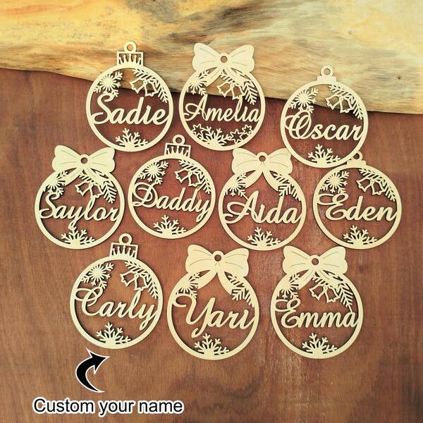 Personalisierte Weihnachtsornamente mit Namen, individuelle hölzerne Weihnachtsbaumornamente, Weihnachtsdekoration, Weihnachtsgeschenkanhänger, Lasergravierter Namensornament Weihnachtsbaum Dekoration für Weihnachtsdekoration, Weihnachtsornament, Weihnachtsgeschenk.